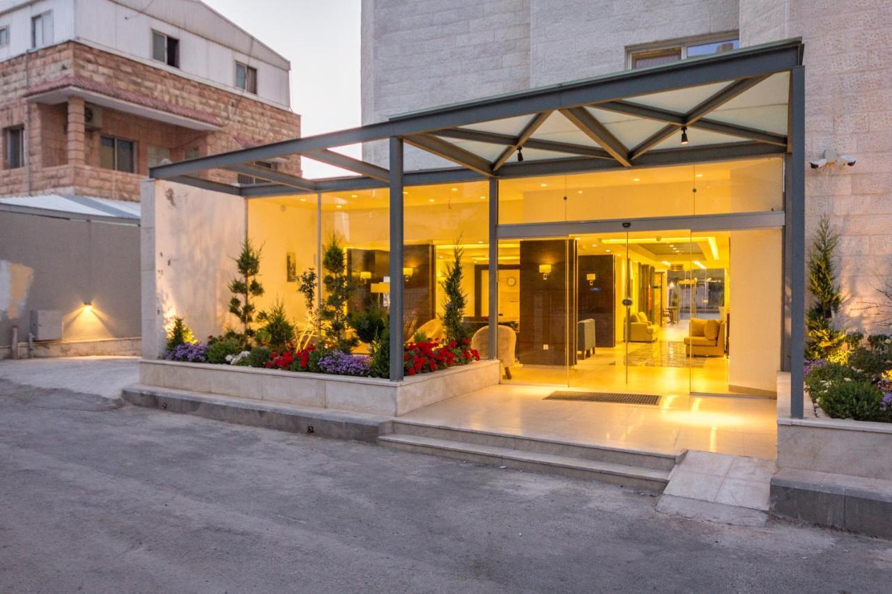 The Seventh Star Hotel Suites Амман Экстерьер фото