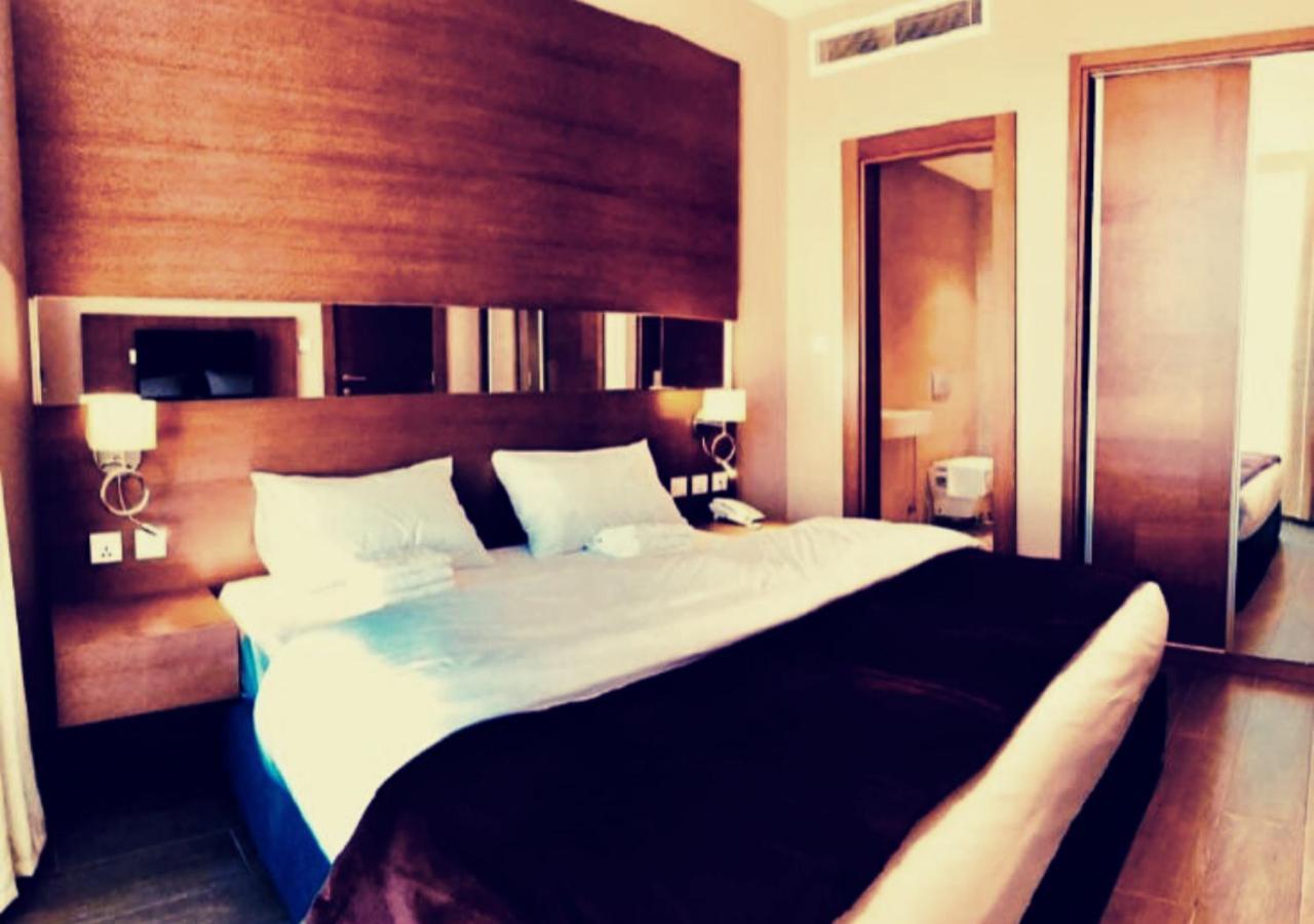 The Seventh Star Hotel Suites Амман Экстерьер фото