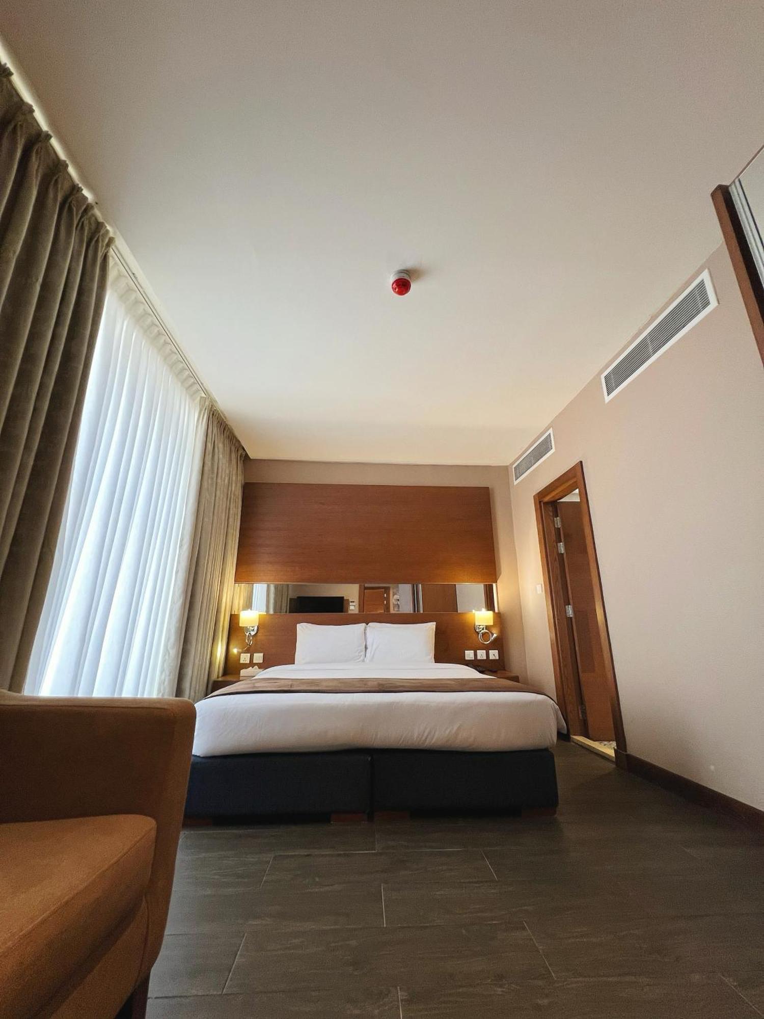 The Seventh Star Hotel Suites Амман Экстерьер фото