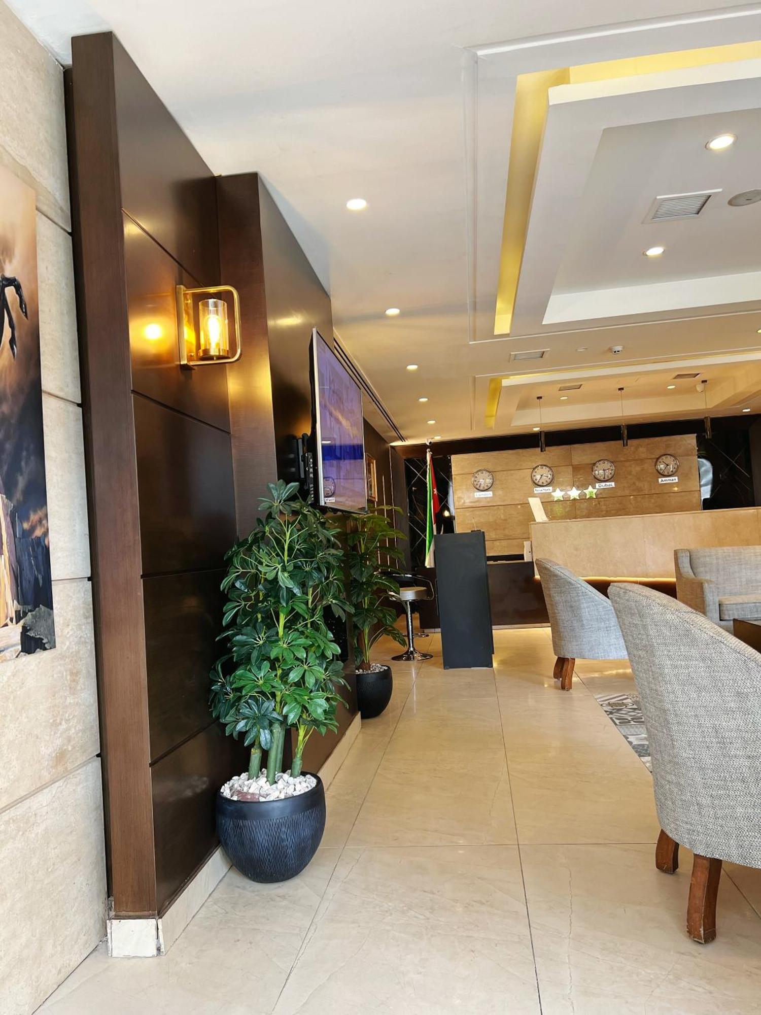 The Seventh Star Hotel Suites Амман Экстерьер фото