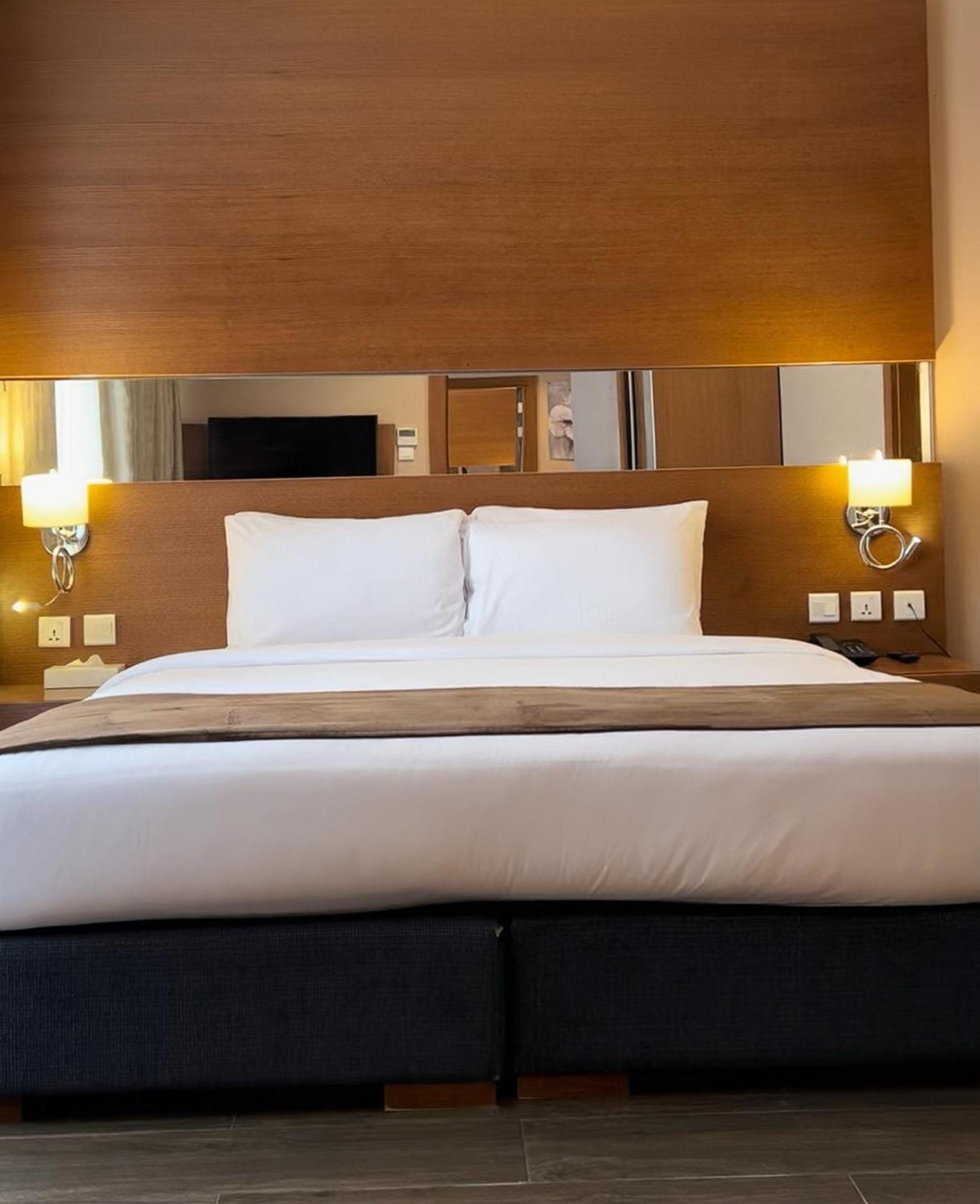 The Seventh Star Hotel Suites Амман Экстерьер фото