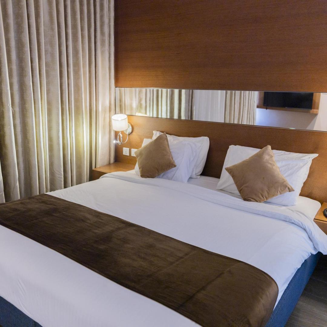 The Seventh Star Hotel Suites Амман Экстерьер фото
