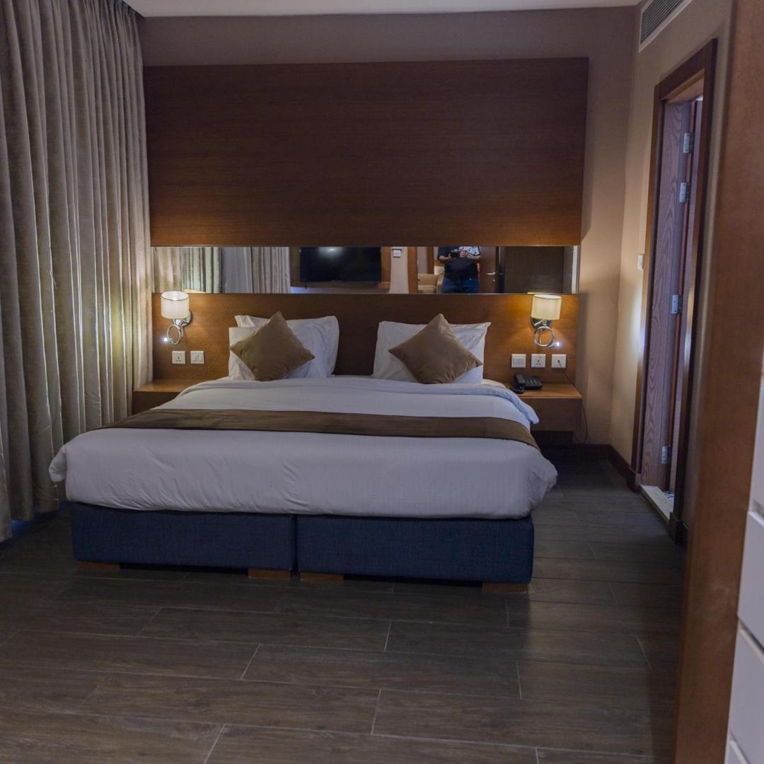 The Seventh Star Hotel Suites Амман Экстерьер фото