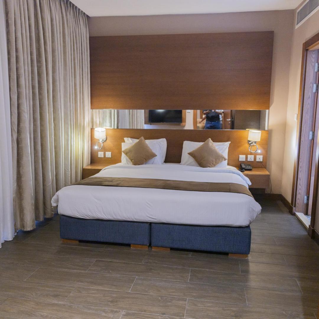 The Seventh Star Hotel Suites Амман Экстерьер фото