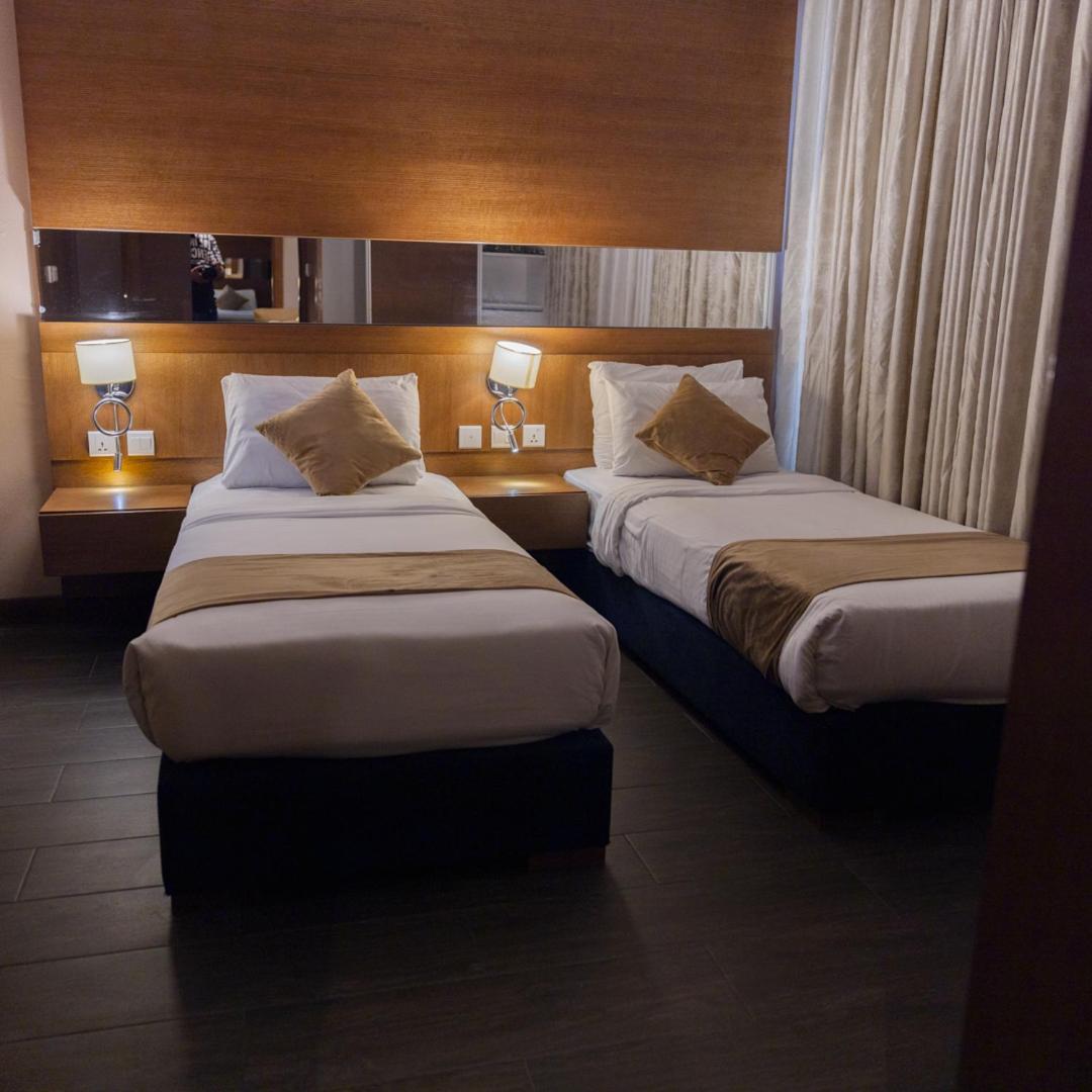 The Seventh Star Hotel Suites Амман Экстерьер фото